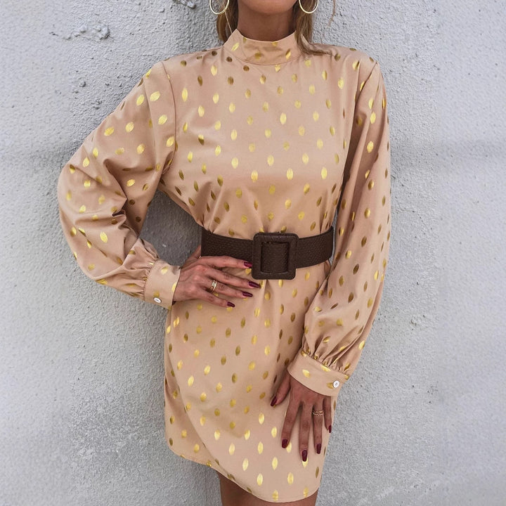Robe mini élégante pour femmes avec des accents brillants et une coupe décontractée