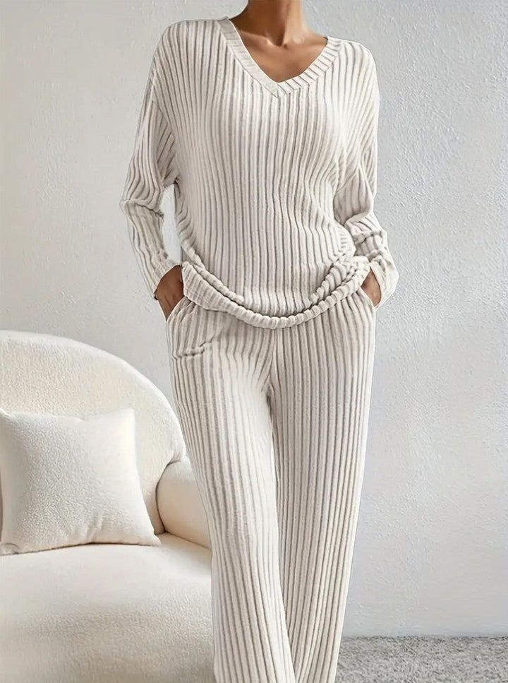 Ensemble tricot femme confortable au design côtelé moderne