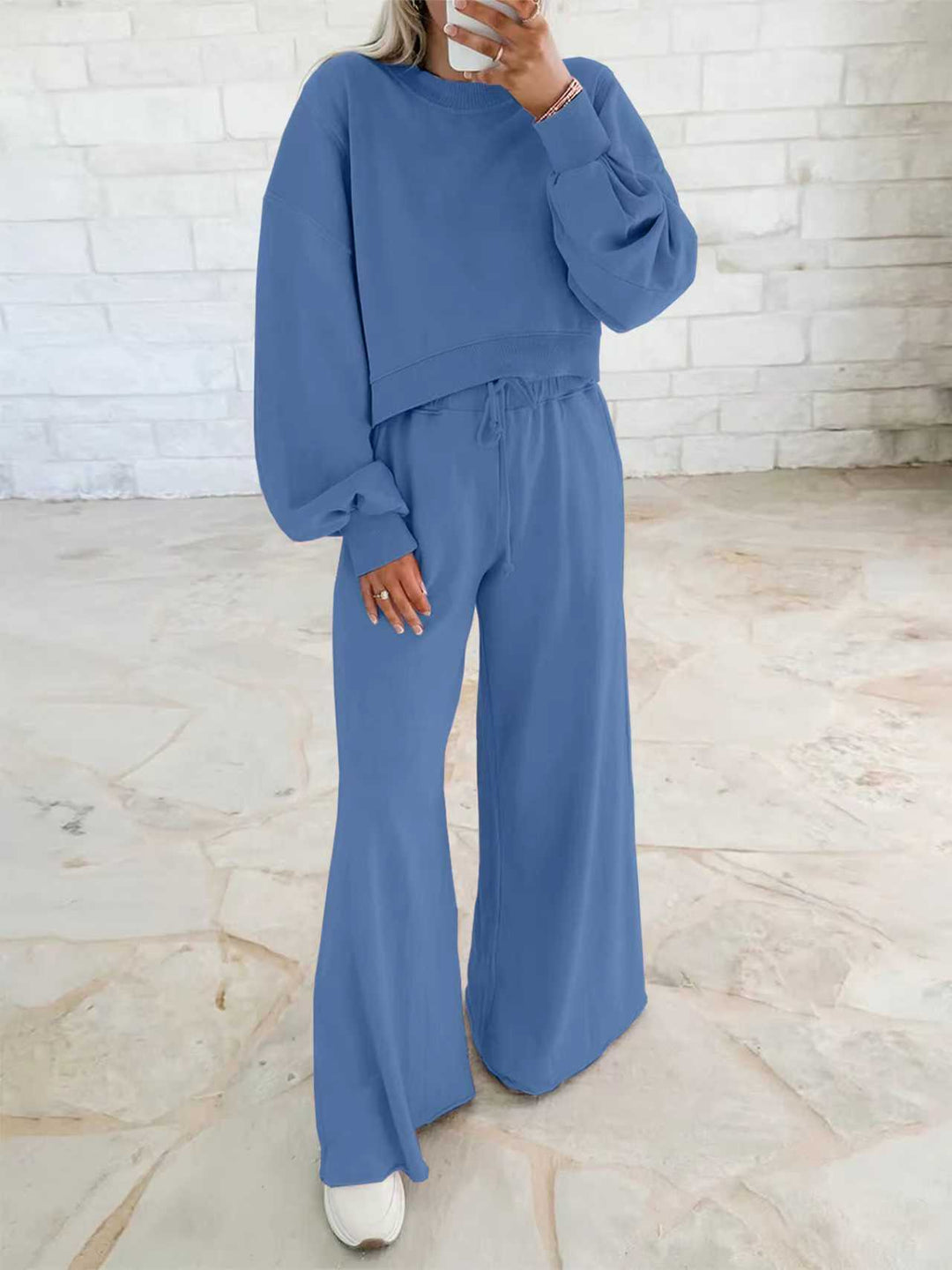 Ensemble de sport confortable pour femmes avec sweat-shirt court décontracté et coupe de pantalon ample