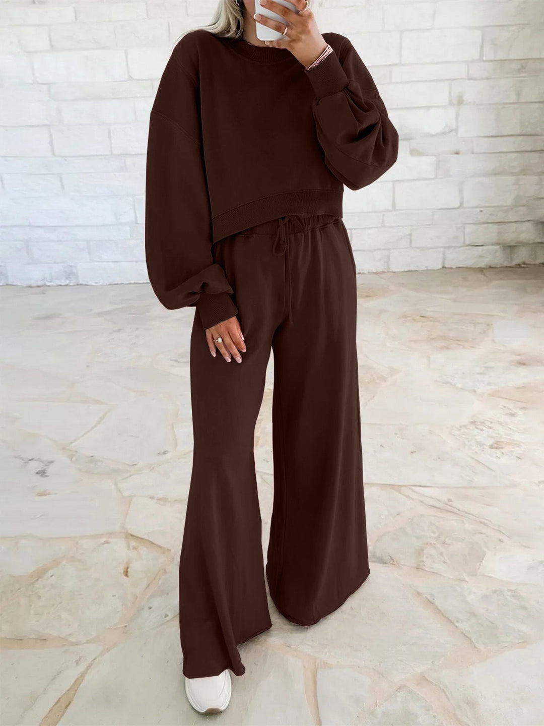 Ensemble de sport confortable pour femmes avec sweat-shirt court décontracté et coupe de pantalon ample