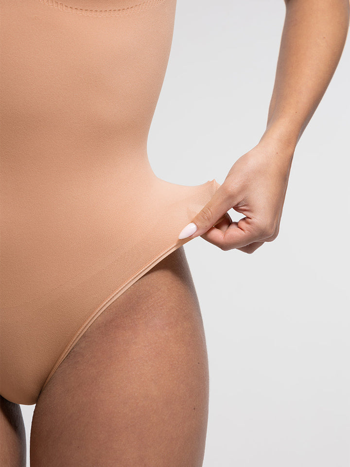 Body sculptant avec décolleté en U et string
