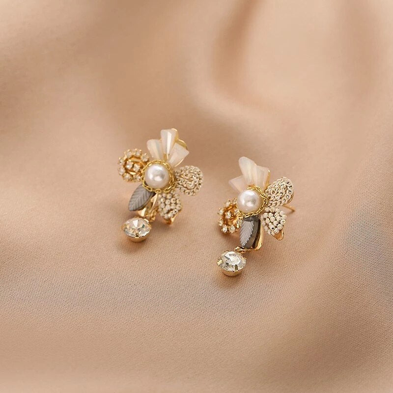 Boucles d'oreilles pendantes florales avec perles en or