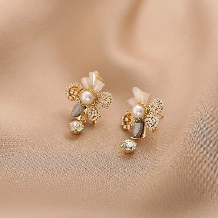Boucles d'oreilles pendantes florales avec perles en or