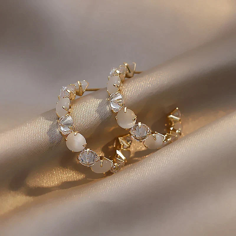 Boucles d'oreilles en or avec opale blanche et zircon
