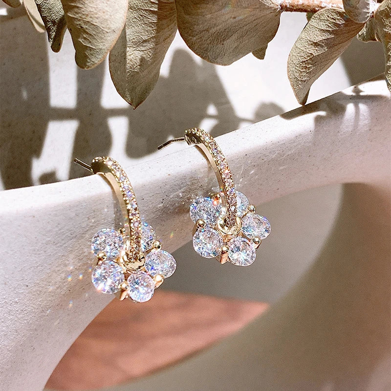Boucles d'oreilles en or avec des fleurs en cristal
