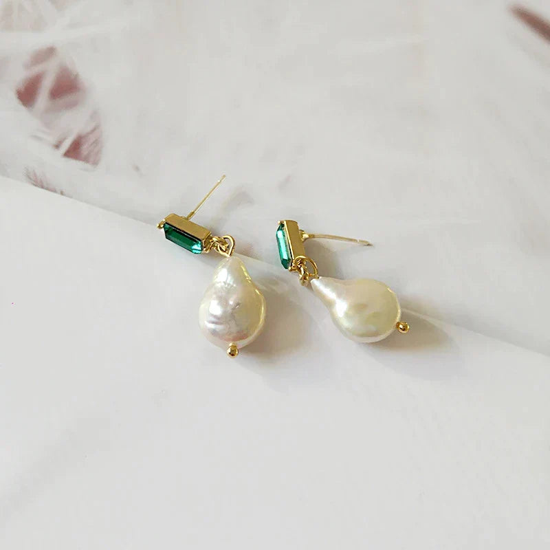 Boucles d'oreilles luxueuses avec perles et zirconiums verts en or