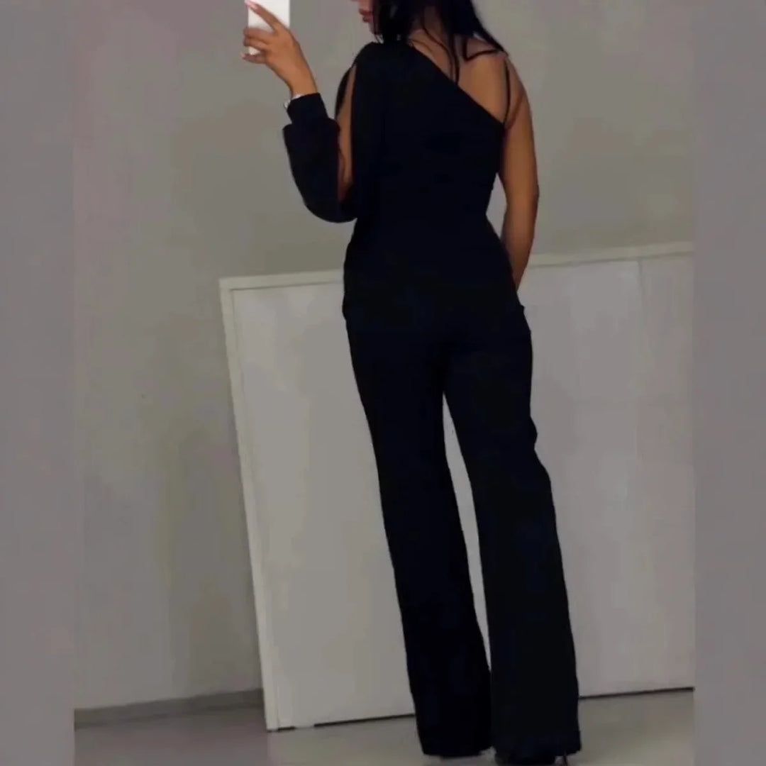 Combinaison femme à la mode et sexy avec épaules dénudées et fente haute