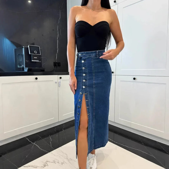 Jupe en Jean Lorena™ avec patte de boutonnage à l'avant et fente élégante