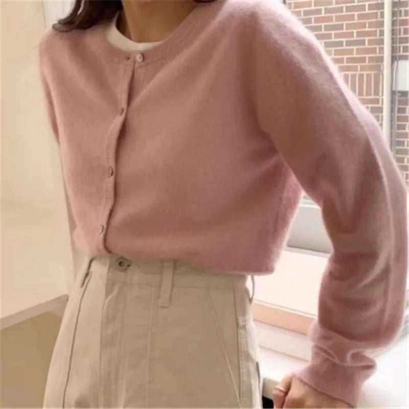 Cardigan rose doux avec col rond et boutons – pour femmes