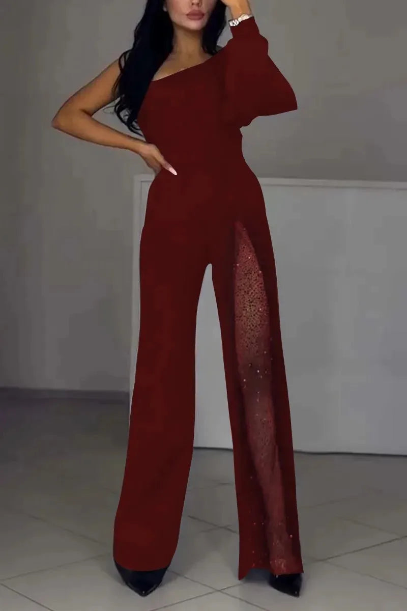Combinaison femme à la mode et sexy avec épaules dénudées et fente haute