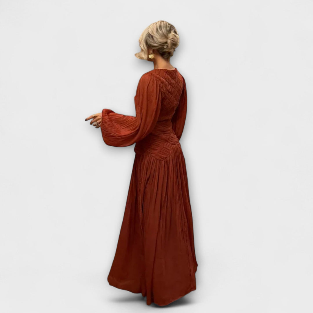 Marienna – Robe maxi avec un tombé plissé artistique