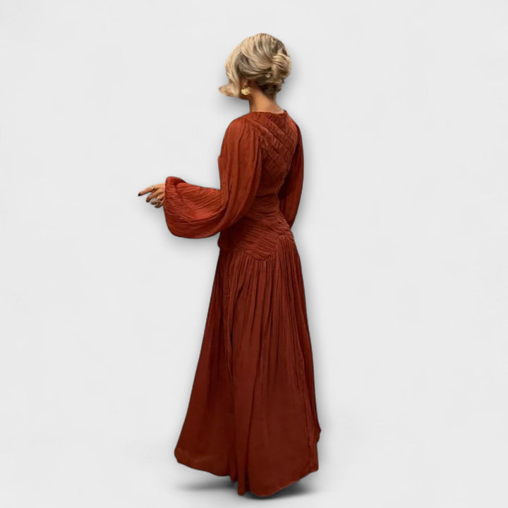 Marienna – Robe maxi avec un tombé plissé artistique
