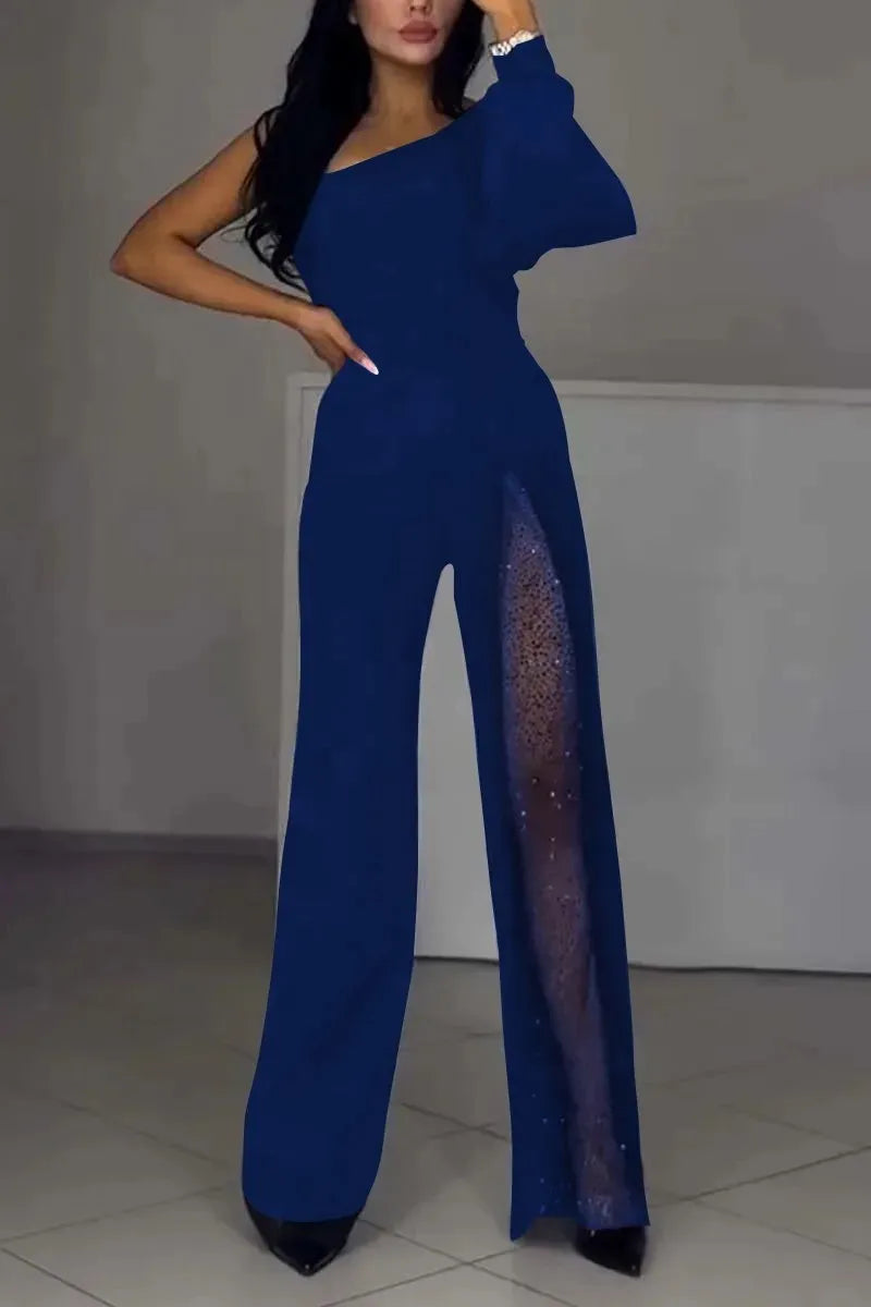 Combinaison femme à la mode et sexy avec épaules dénudées et fente haute