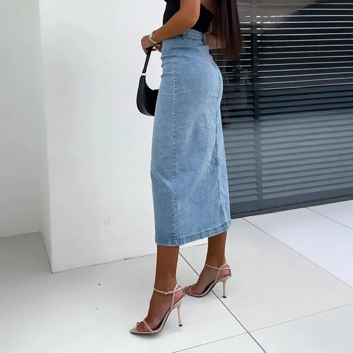 Jupe en Jean Lorena™ avec patte de boutonnage à l'avant et fente élégante