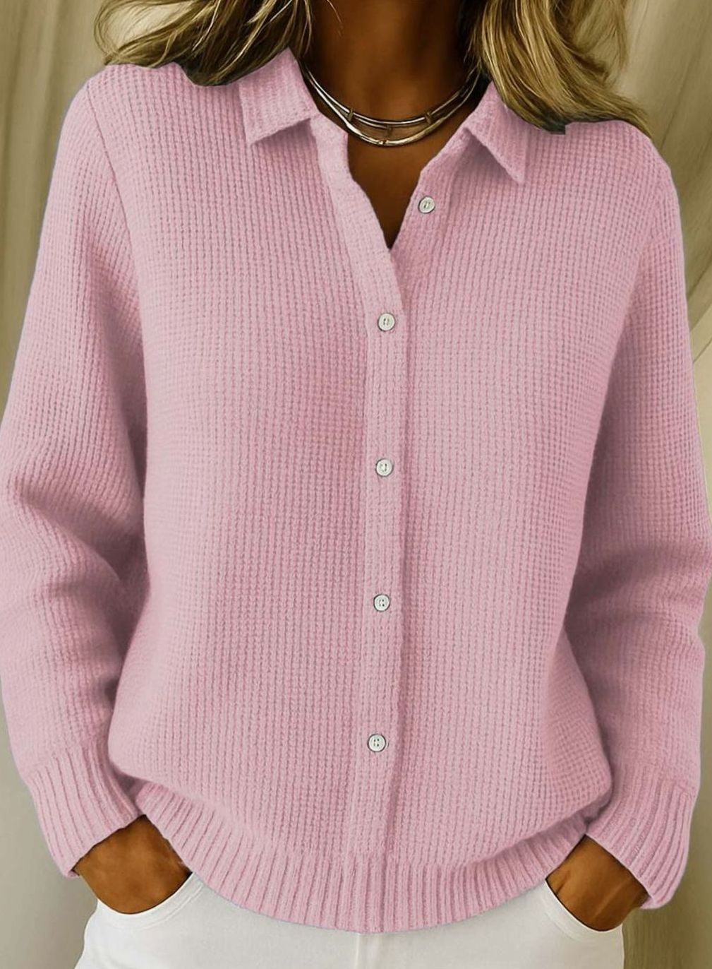 Cardigan cintré pour femmes avec col chemise, longueur hanches, manches longues, boutons blancs