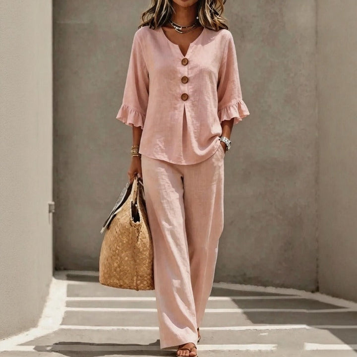 Ensemble Carmelle™ avec blouse à boutons, manches volantées et pantalon palazzo