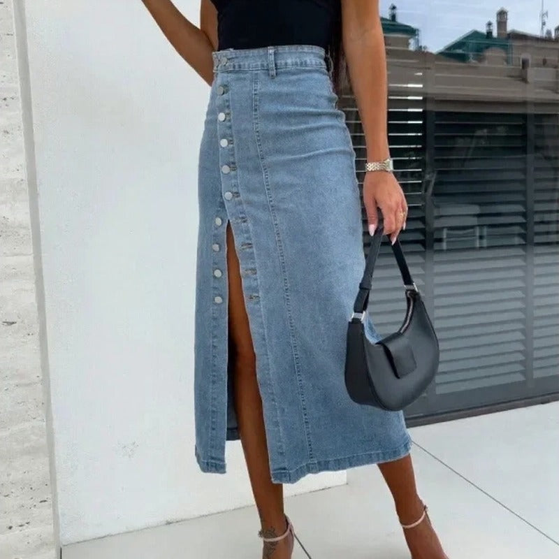 Jupe en Jean Lorena™ avec patte de boutonnage à l'avant et fente élégante