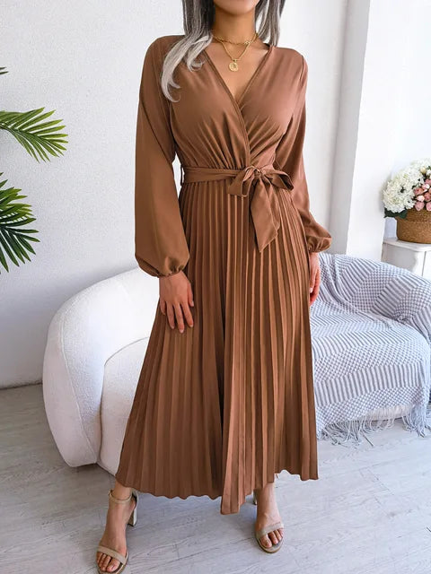 Azara - Robe maxi élégante avec plis et accents en dentelle