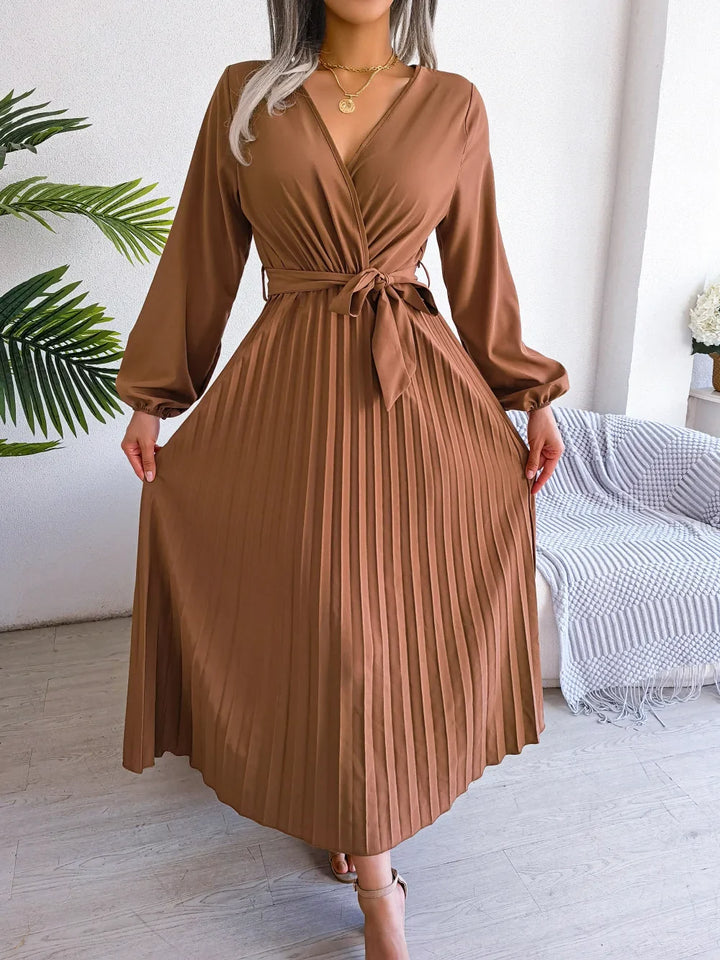 Azara - Robe maxi élégante avec plis et accents en dentelle