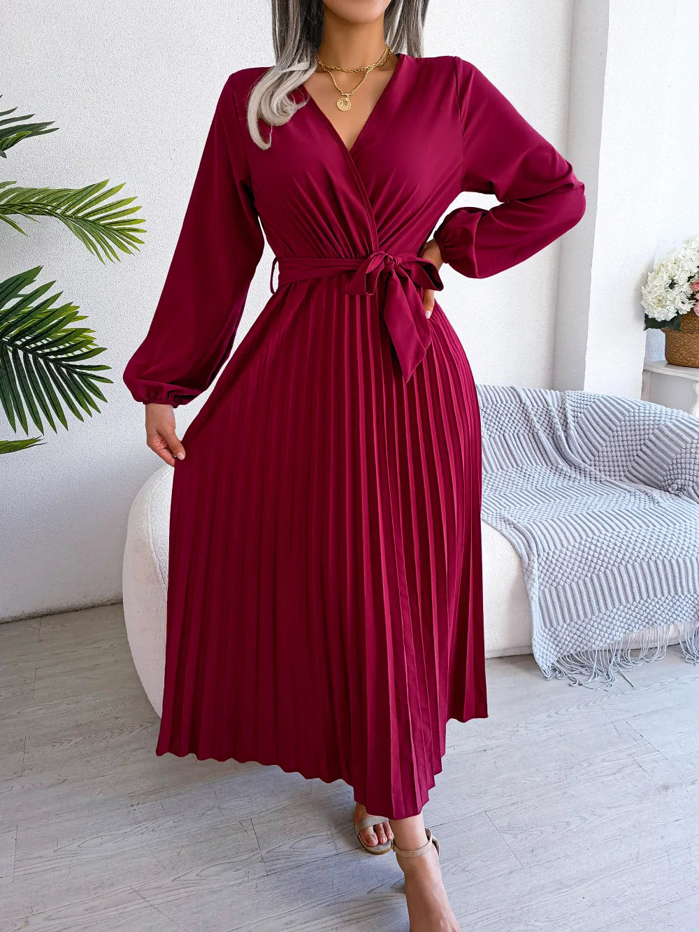 Azara - Robe maxi élégante avec plis et accents en dentelle
