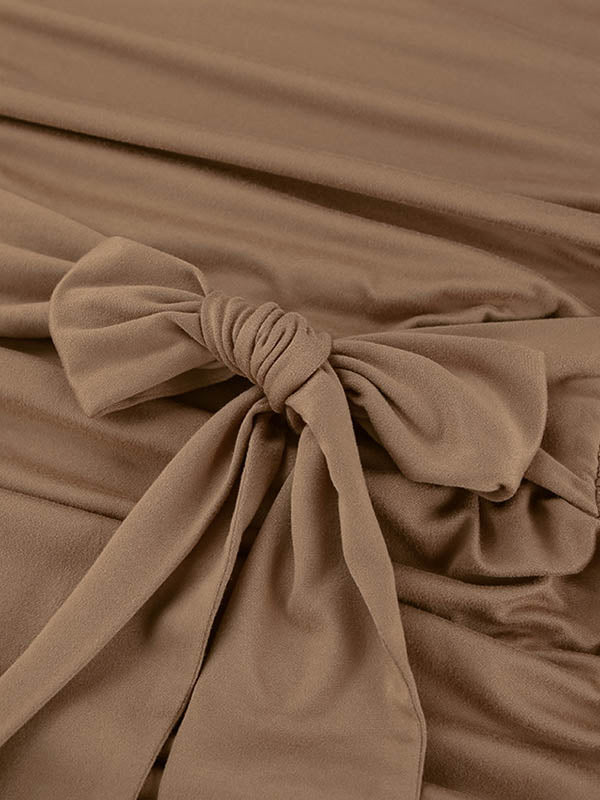 Robe courte moulante plissée coupe trapèze, à taille nouée, à fermeture éclair, à col rond, couleur unie