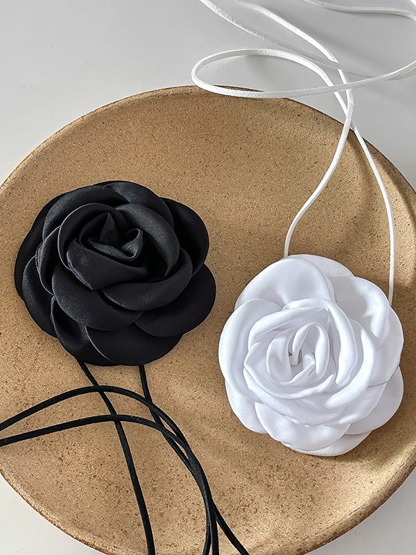 Collier délicat en forme de fleur, à lacets