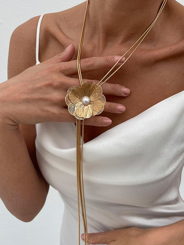 Collier en forme de fleur, à pompons
