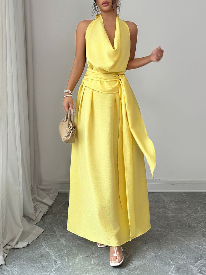 Robe mi-longue plissée taille haute, sans manches, à taille nouée, à col licou, couleur unie