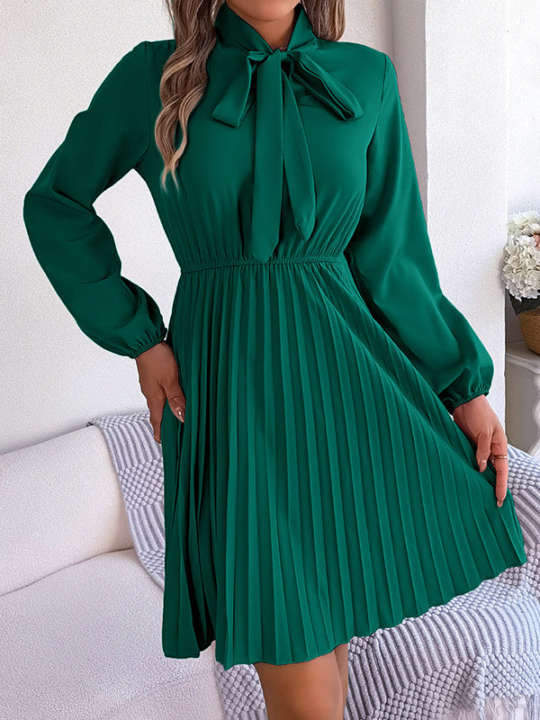 Robe courte ample plissée nouée à manches longues, à col cheminée, couleur unie