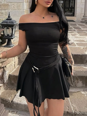 Robe courte coupe près du corps, taille haute, à épaules dénudées, couleur unie