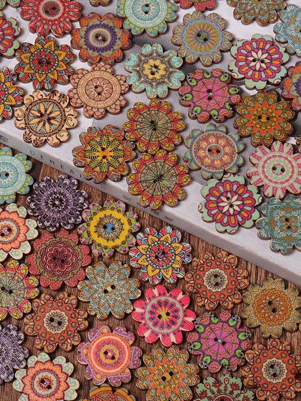 Environ 100 boutons multicolores à motif floral.