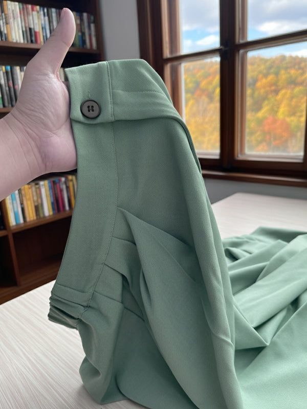 Pantalon ample boutonné plissé couleur unie
