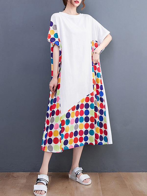 Robe mi-longue ample multicolore à manches courtes, à pois, à empiècements, à col rond