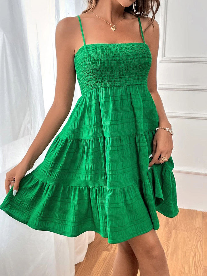 Robe courte plissée à taille élastique, taille haute, à empiècements, à fines bretelles, couleur unie