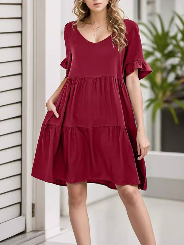 Robe courte plissée volantée coupe trapèze, à manches évasées, à poches, à empiècements, à col rond, couleur unie