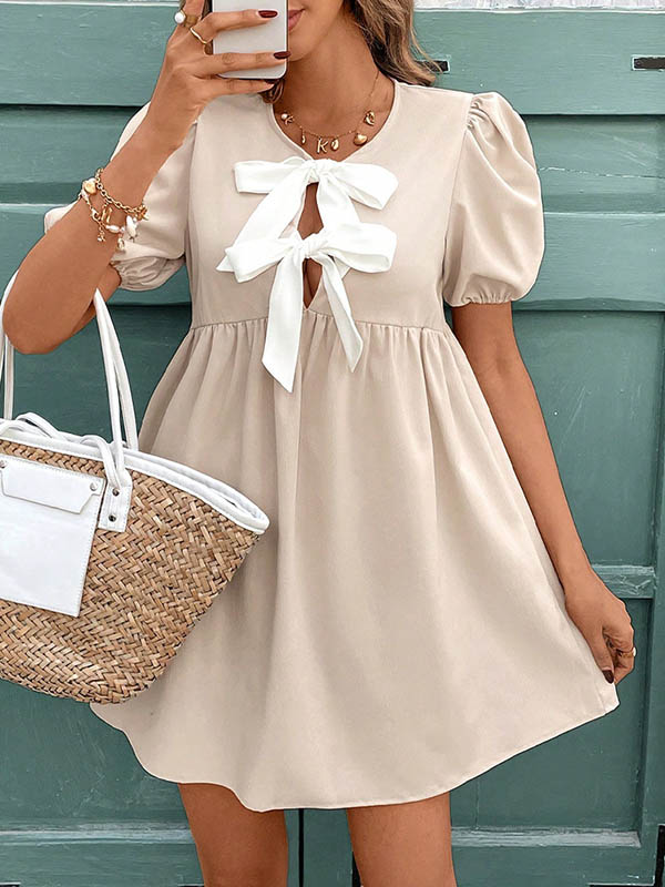 Robe courte ample plissée coupe trapèze, à nœud, à taille élastique, à col rond