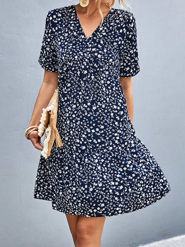 Robe courte à manches courtes, à imprimé floral, à empiècements, à col en V
