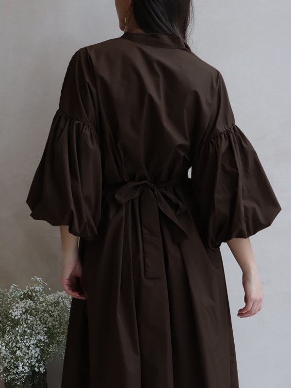 Robe longue boutonnée plissée ample à taille nouée, à manches mi-longues, à col montant, couleur unie