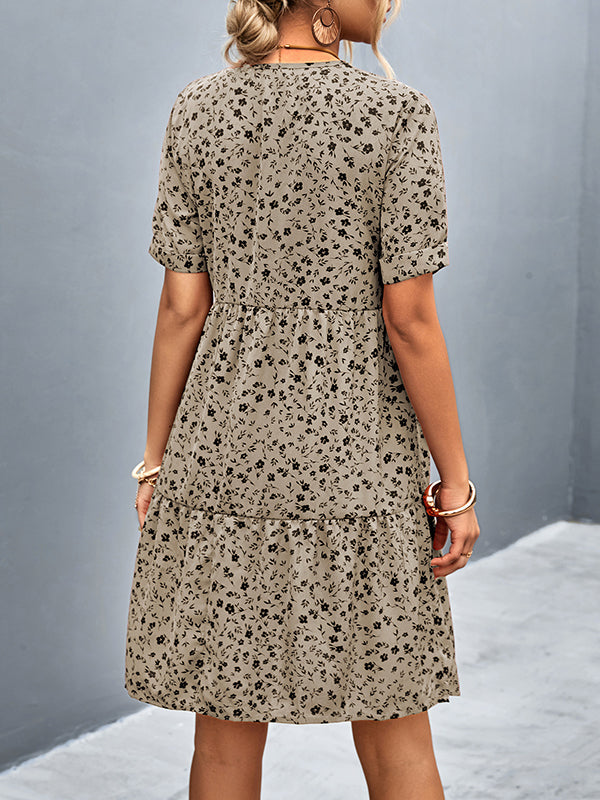 Robe courte à manches courtes, à imprimé floral, à empiècements, à col en V