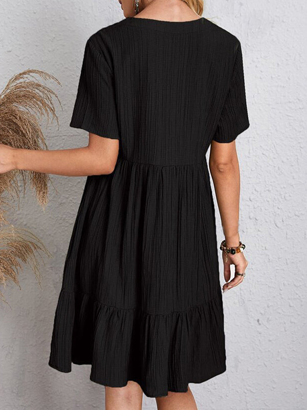 Robe courte ample plissée coupe trapèze, à empiècements, à col en V, couleur unie