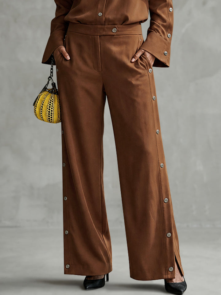 Ensemble deux pièces : chemisier boutonné à manches longues, à col revers, à poches, couleur unie + pantalon boutonné taille haute, à poches, à jambes larges
