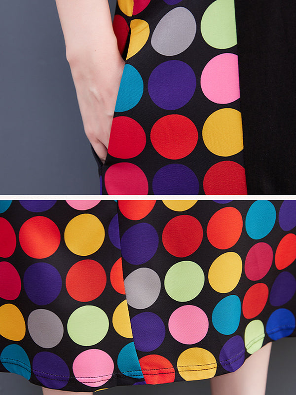 Robe mi-longue ample multicolore à manches courtes, à pois, à empiècements, à col rond