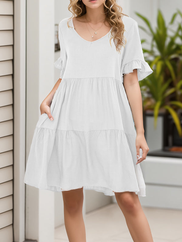 Robe courte plissée volantée coupe trapèze, à manches évasées, à poches, à empiècements, à col rond, couleur unie