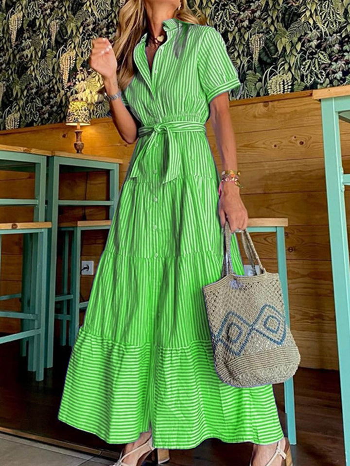 Robe chemise boutonnée plissée rayée taille haute, à manches courtes, à taille nouée, à col revers