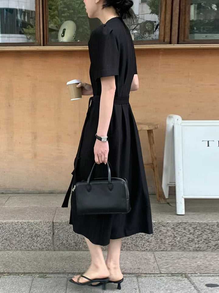 Robe mi-longue ample boutonnée coupe trapèze, à empiècements, à taille nouée, à col en V, couleur unie