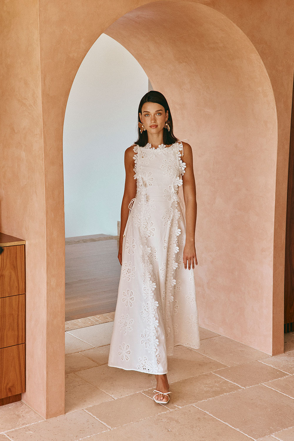Elise | Robe midi sans manches brodée