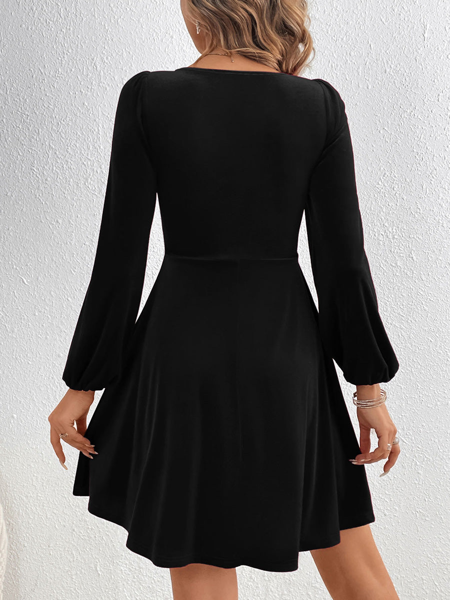 Robe courte plissée coupe trapèze, taille haute, à nœud, à empiècements, en velours, à décolleté en V profond, couleur unie