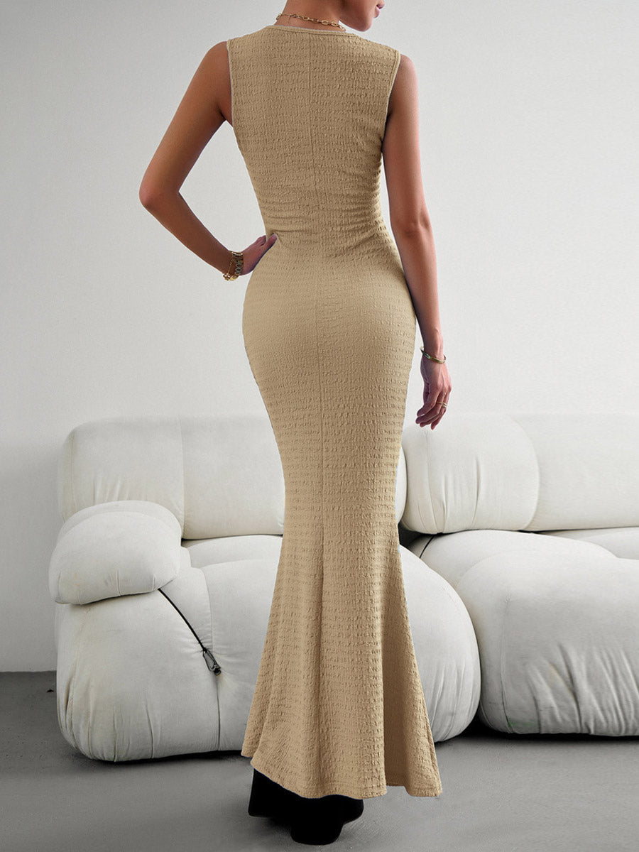 Robe longue moulante plissée fendue sur le côté sans manches, à empiècements, à col rond, couleur unie
