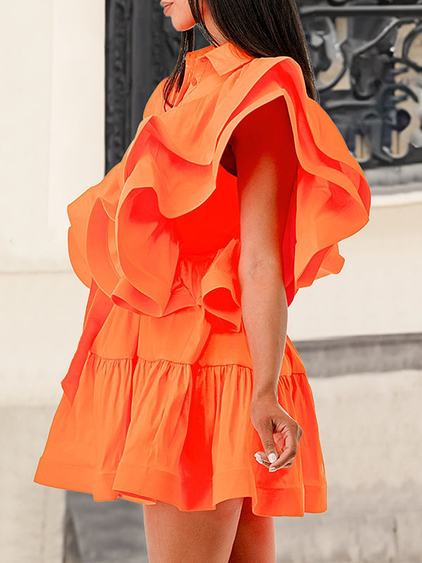 Robe courte boutonnée plissée volantée coupe trapèze, taille haute, à taille nouée, à col revers, couleur unie