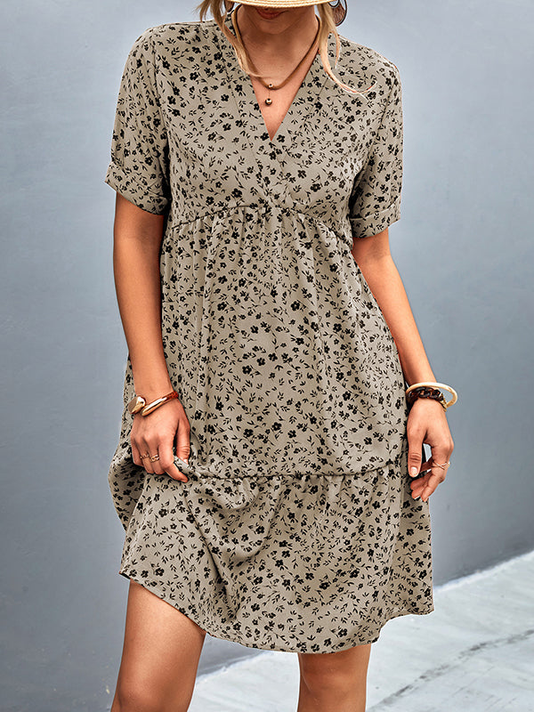 Robe courte à manches courtes, à imprimé floral, à empiècements, à col en V